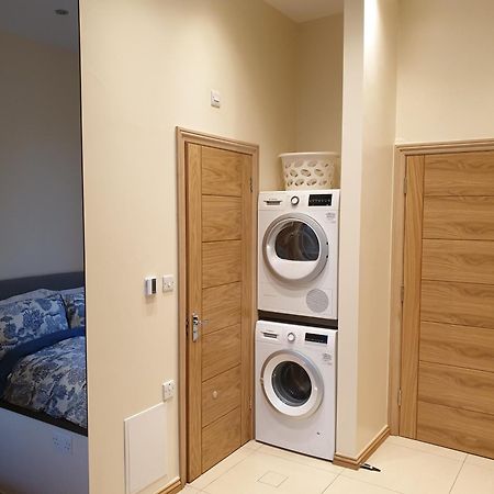 London Luxury: Spacious 3-Bed Apartment Near Tube with Parking Ilford Exterior photo