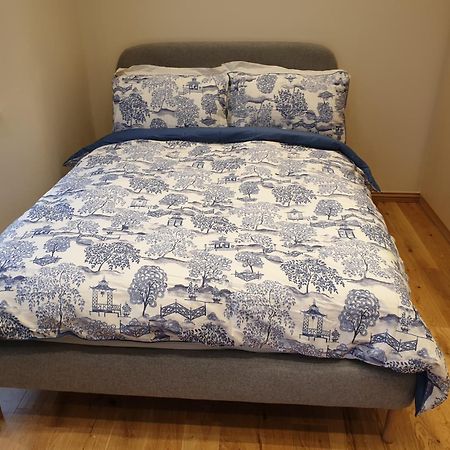 London Luxury: Spacious 3-Bed Apartment Near Tube with Parking Ilford Exterior photo