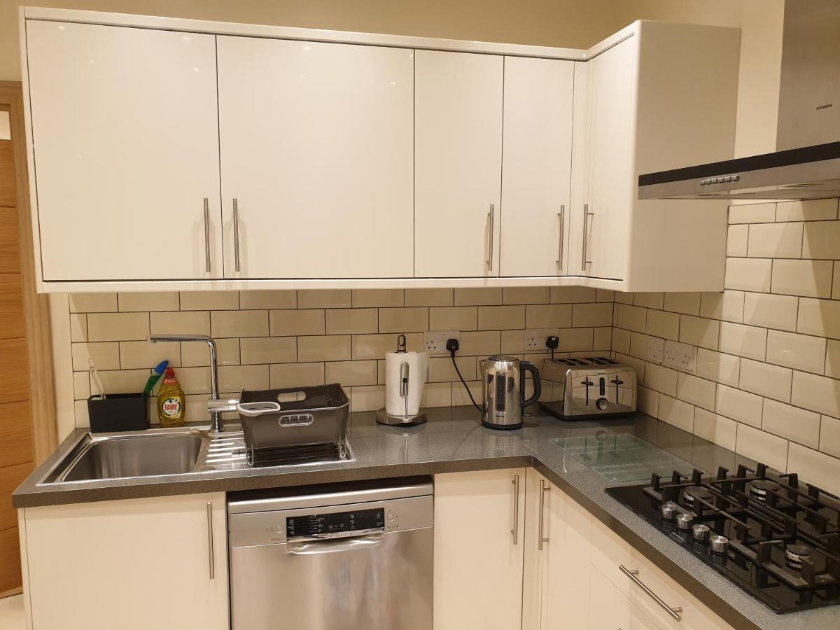 London Luxury: Spacious 3-Bed Apartment Near Tube with Parking Ilford Exterior photo