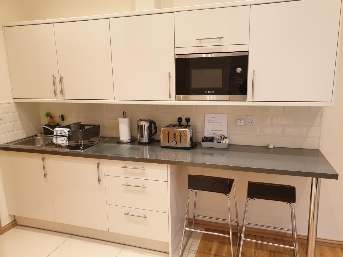 London Luxury: Spacious 3-Bed Apartment Near Tube with Parking Ilford Exterior photo