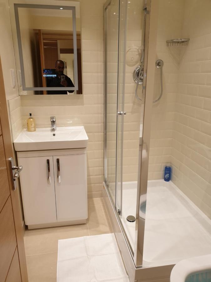 London Luxury: Spacious 3-Bed Apartment Near Tube with Parking Ilford Exterior photo