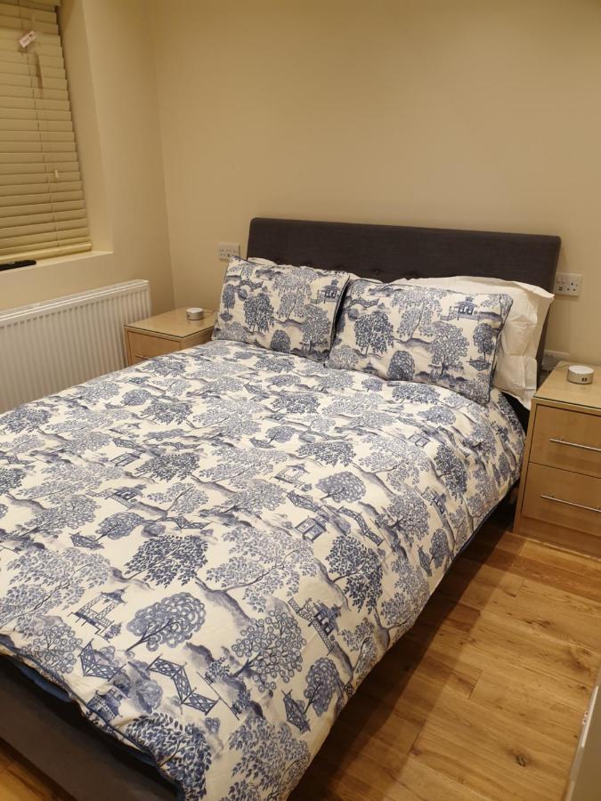 London Luxury: Spacious 3-Bed Apartment Near Tube with Parking Ilford Exterior photo