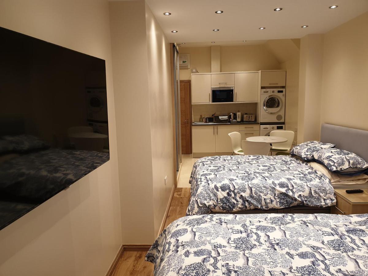 London Luxury: Spacious 3-Bed Apartment Near Tube with Parking Ilford Exterior photo