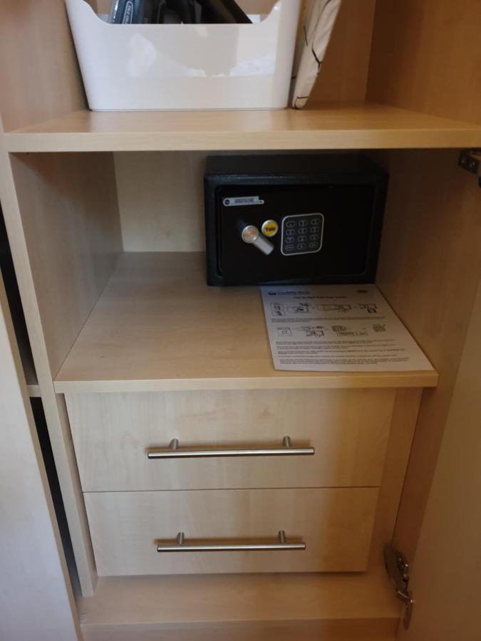 London Luxury: Spacious 3-Bed Apartment Near Tube with Parking Ilford Exterior photo