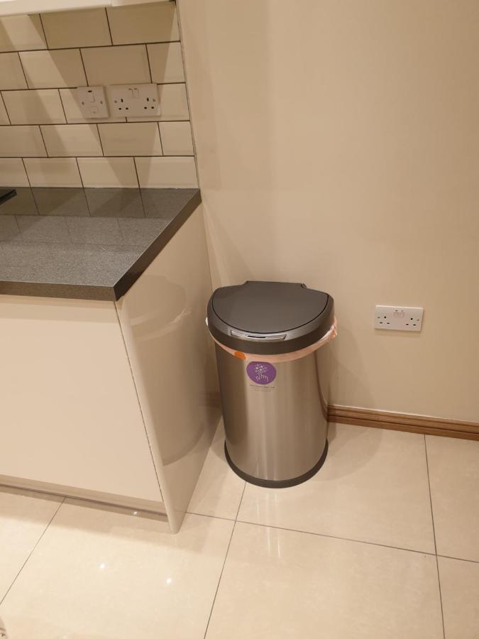 London Luxury: Spacious 3-Bed Apartment Near Tube with Parking Ilford Exterior photo