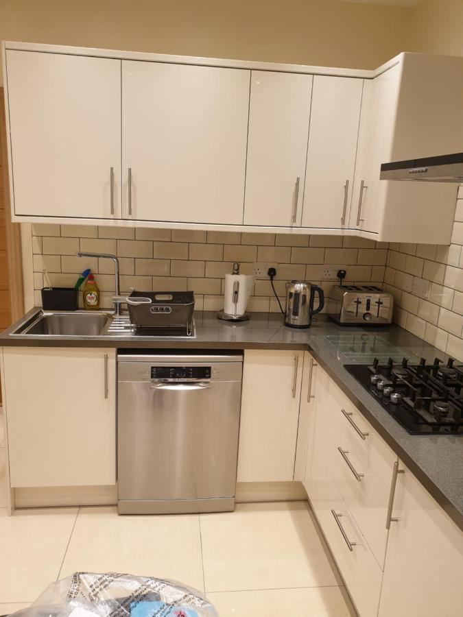 London Luxury: Spacious 3-Bed Apartment Near Tube with Parking Ilford Exterior photo