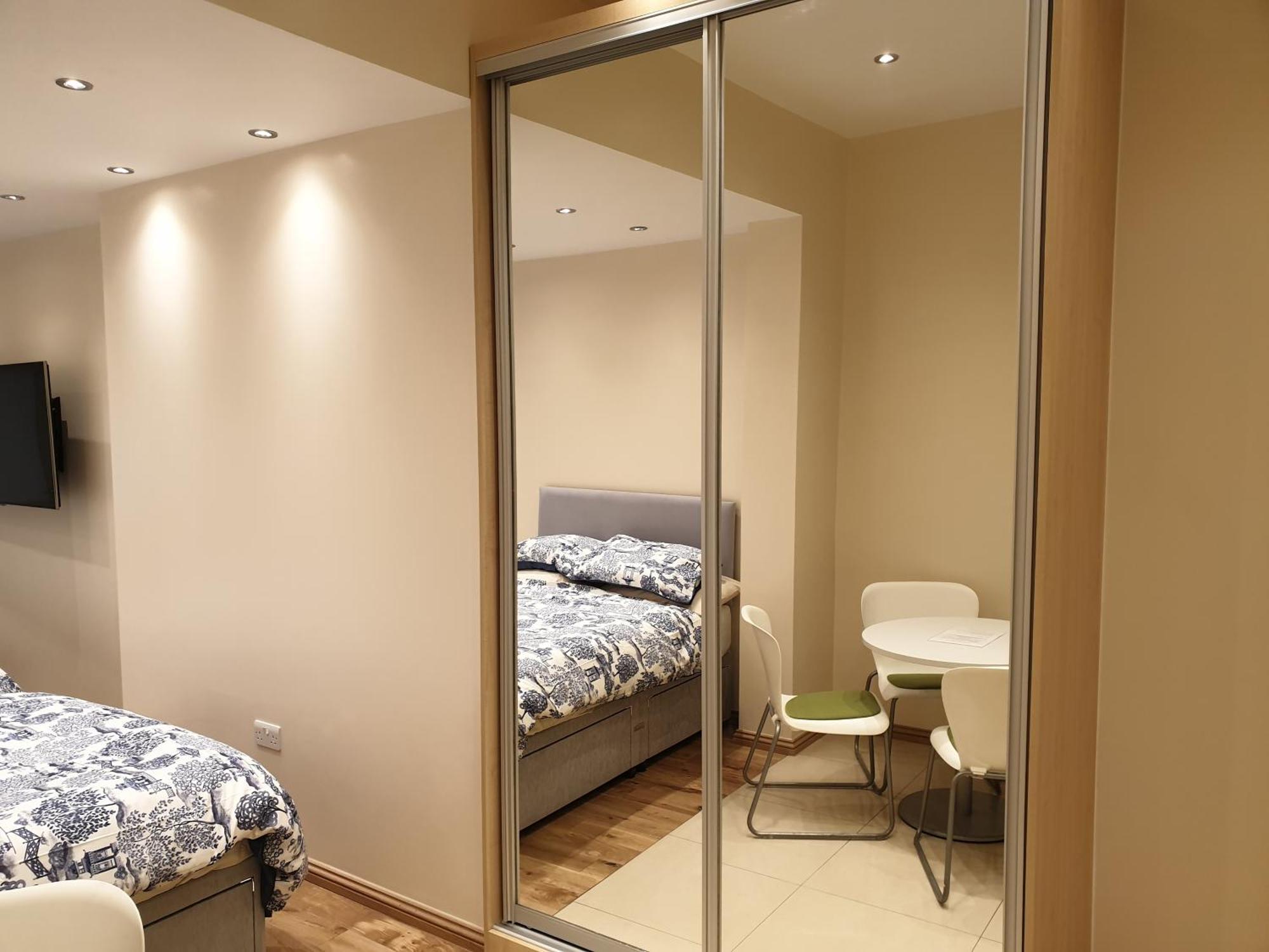 London Luxury: Spacious 3-Bed Apartment Near Tube with Parking Ilford Exterior photo