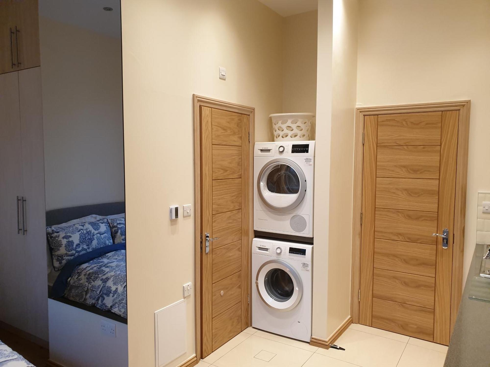 London Luxury: Spacious 3-Bed Apartment Near Tube with Parking Ilford Exterior photo