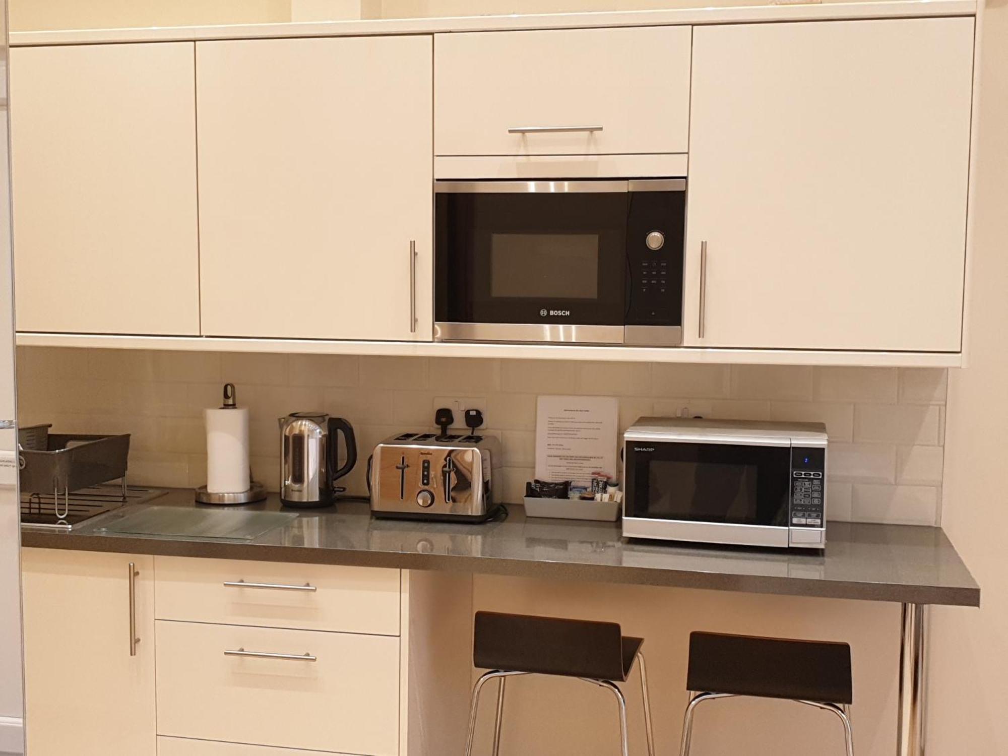 London Luxury: Spacious 3-Bed Apartment Near Tube with Parking Ilford Exterior photo