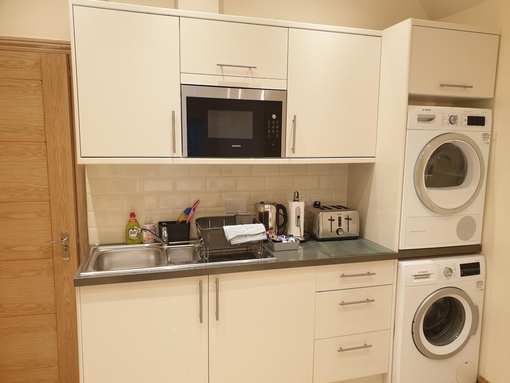 London Luxury: Spacious 3-Bed Apartment Near Tube with Parking Ilford Exterior photo