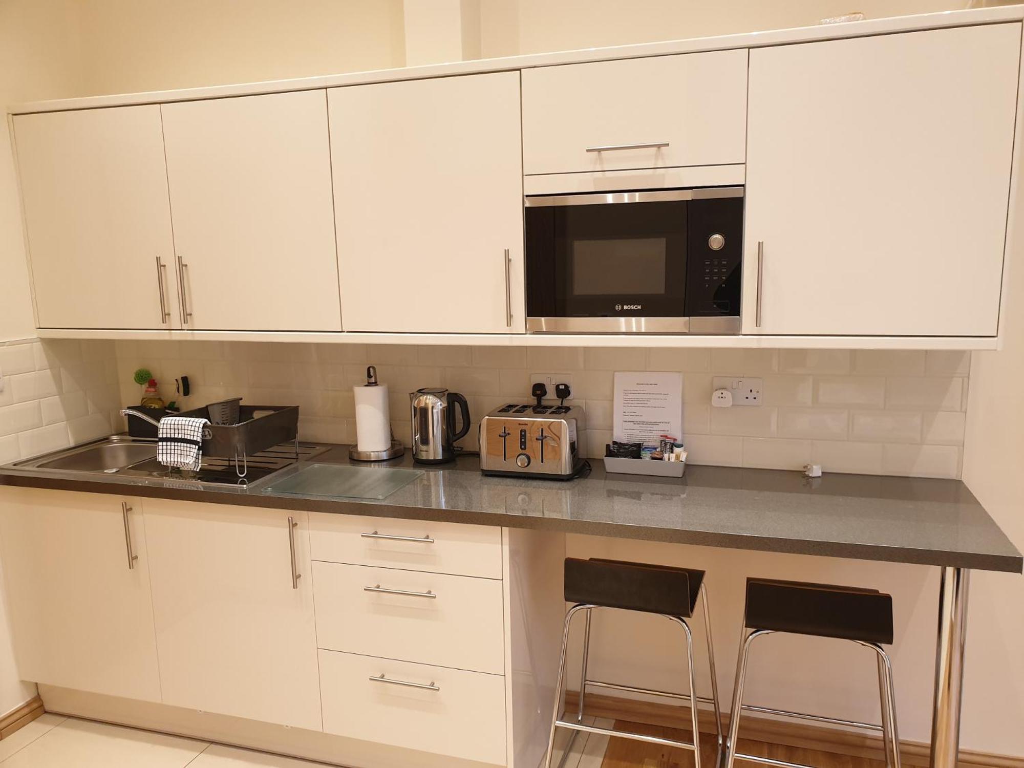 London Luxury: Spacious 3-Bed Apartment Near Tube with Parking Ilford Exterior photo