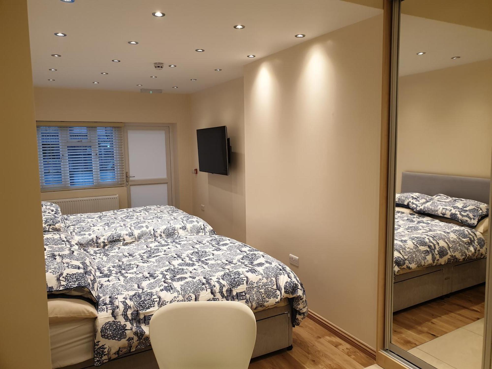 London Luxury: Spacious 3-Bed Apartment Near Tube with Parking Ilford Exterior photo