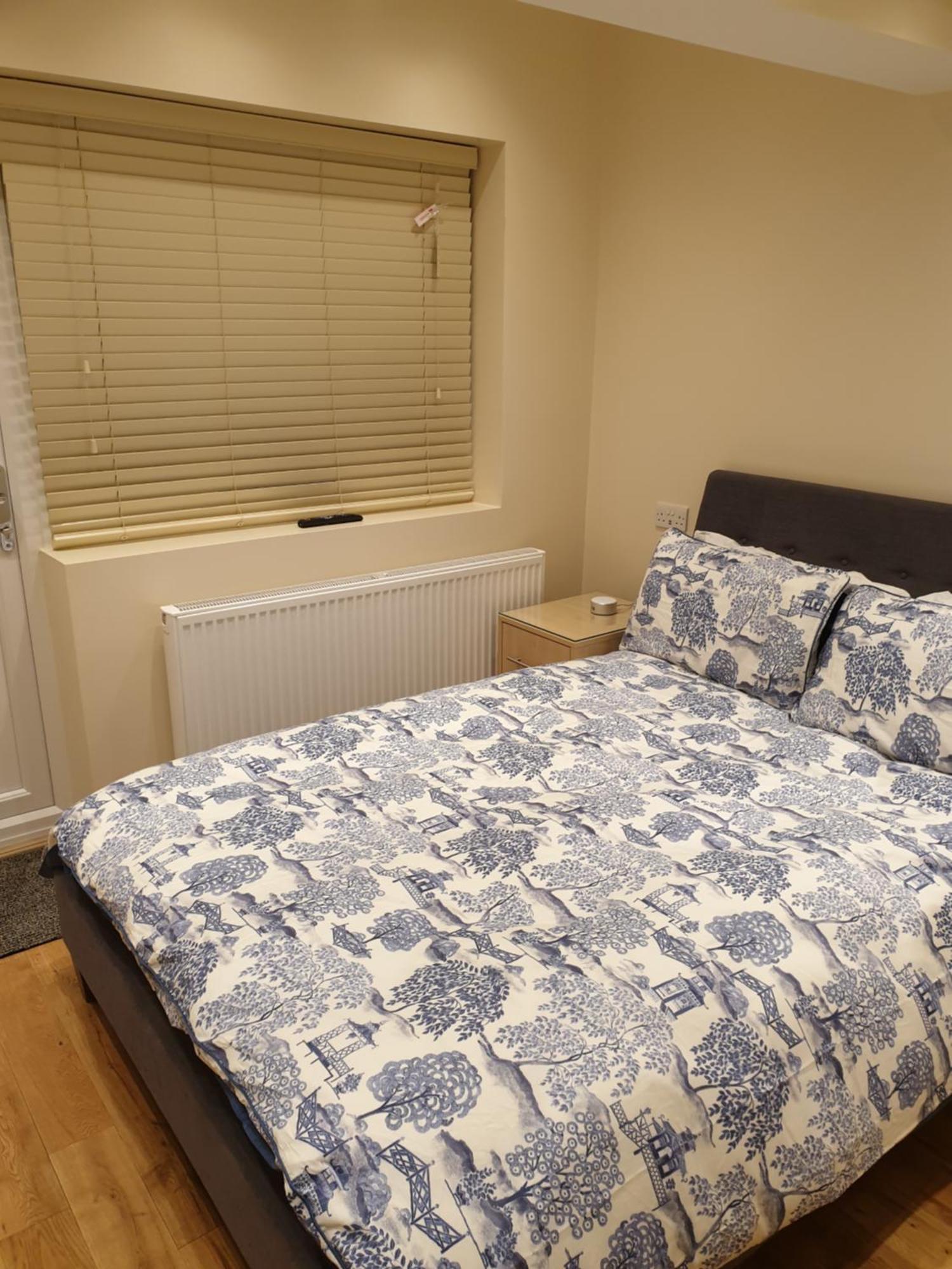 London Luxury: Spacious 3-Bed Apartment Near Tube with Parking Ilford Exterior photo