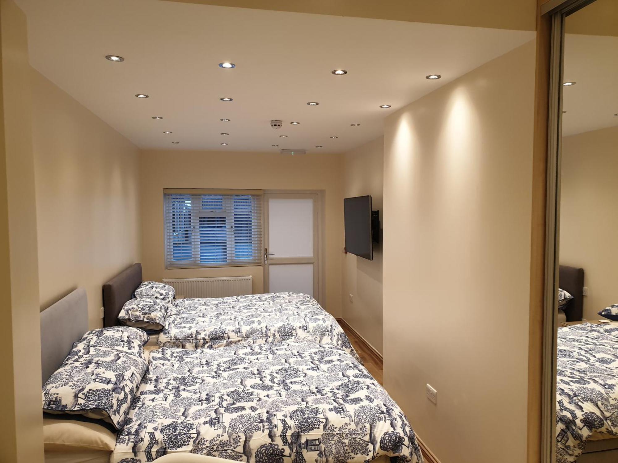 London Luxury: Spacious 3-Bed Apartment Near Tube with Parking Ilford Exterior photo